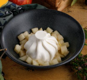 Пряная панна котта с томлёным яблоком