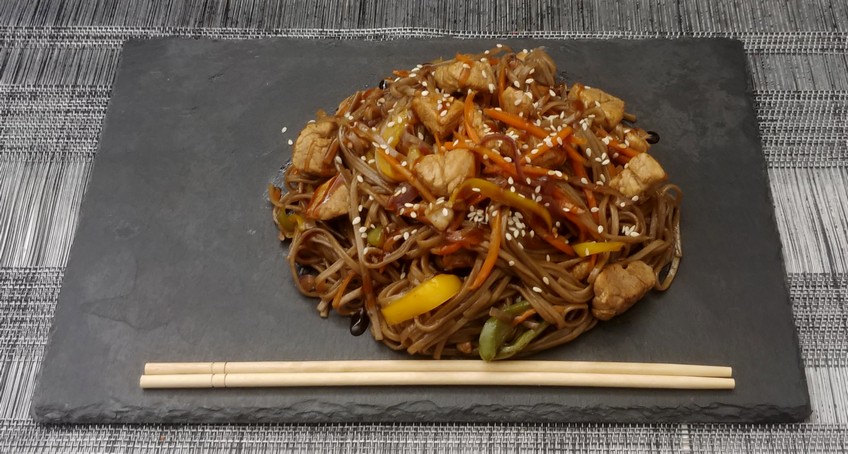 Лапша Soba со свининой в соусе тонкацу