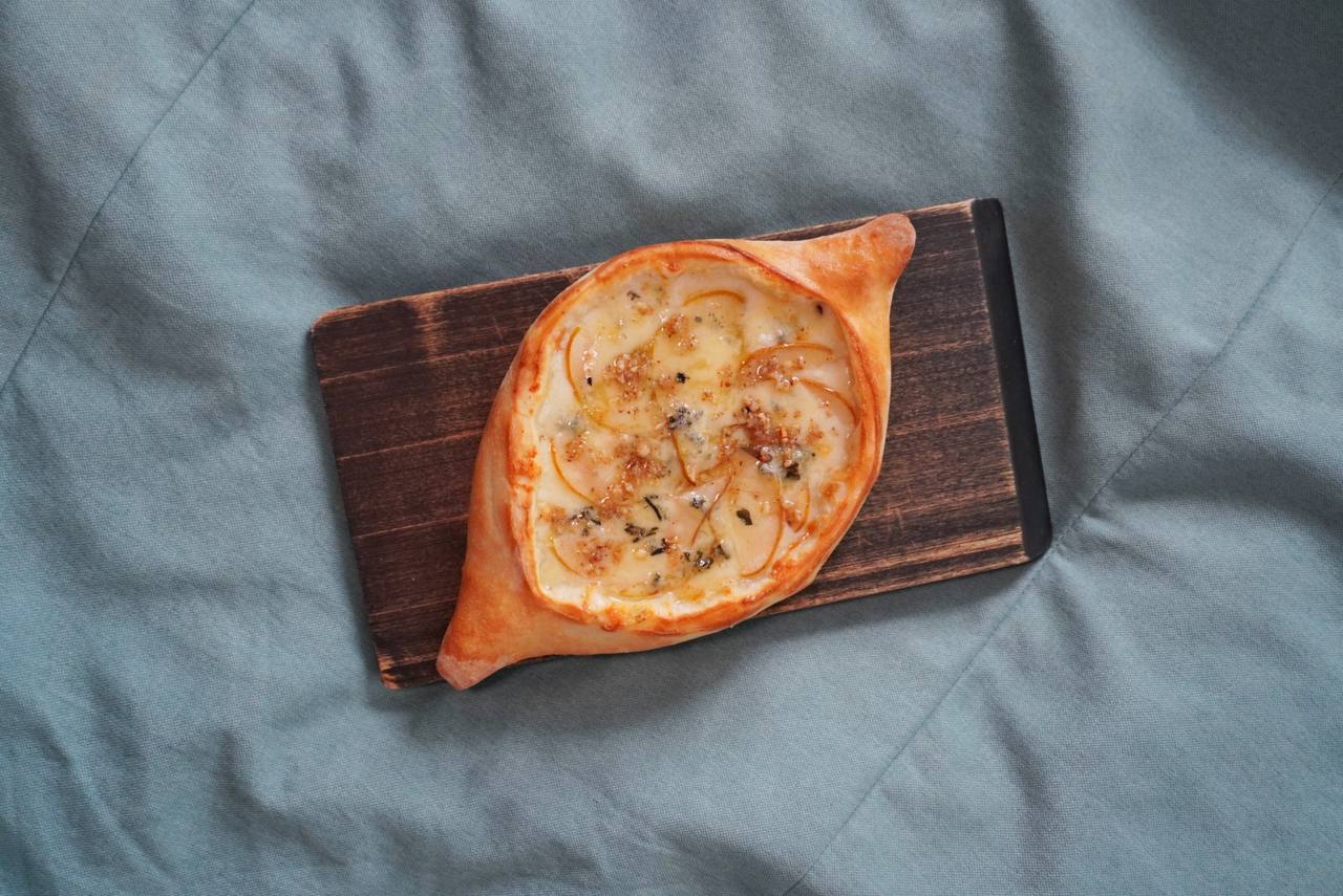 Хачапури с грушей и благородным сыром