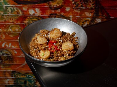 Жареный рис с креветками