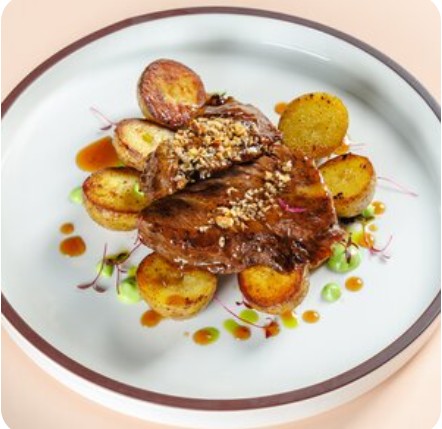 Говяжьи щечки с картофелем по-деревенски и фруктово-соевым соусом