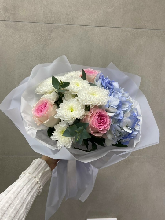 Шикарный букетик с голубой гортензией