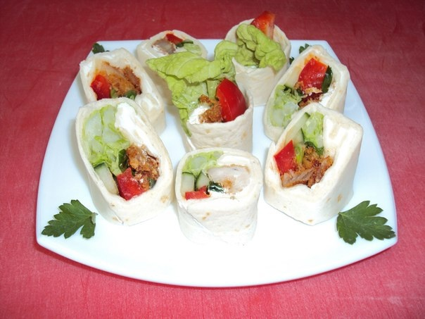 Ролл в лаваше с курицей