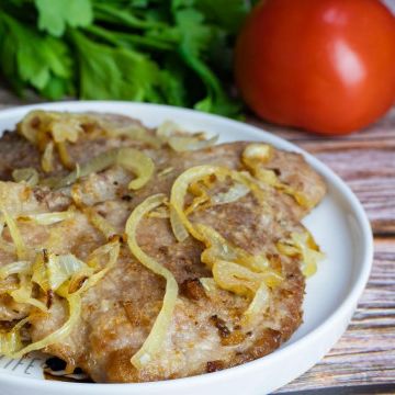 Отбивная из свинины с луком