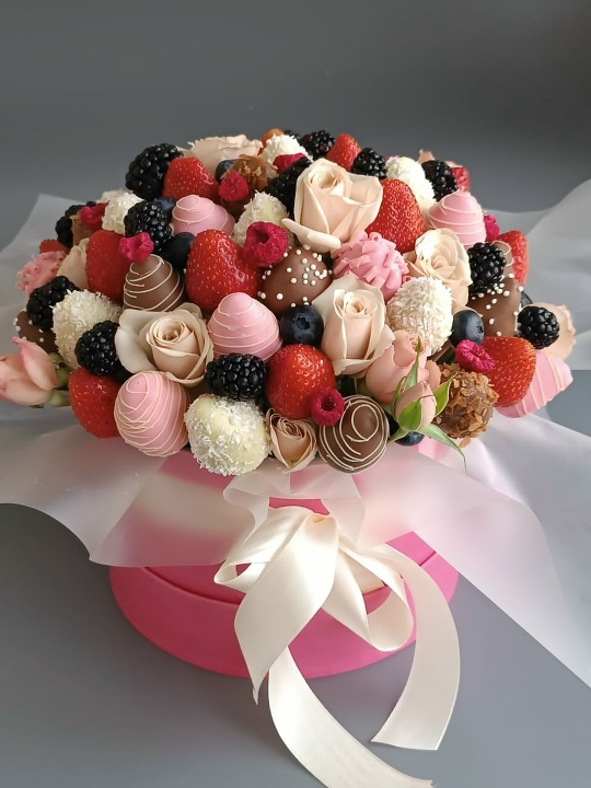 Шляпная коробка с клубникой и живыми цветам