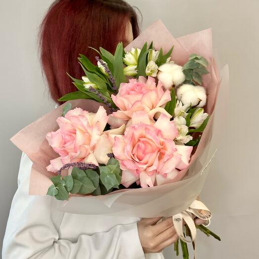 «Квартал Марэ» букет с французской розой эсперанса , альстромерией ,эвкалиптом,хлопком и лавандой