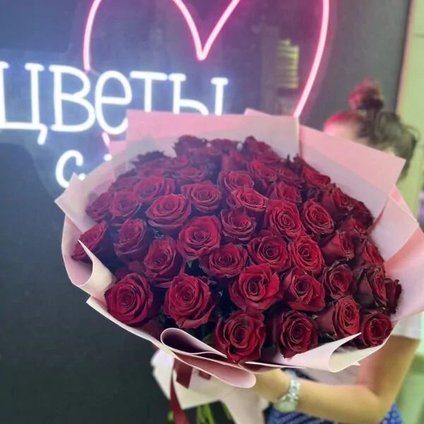 Букет из 65 темно-красных роз в контрастной упаковке
