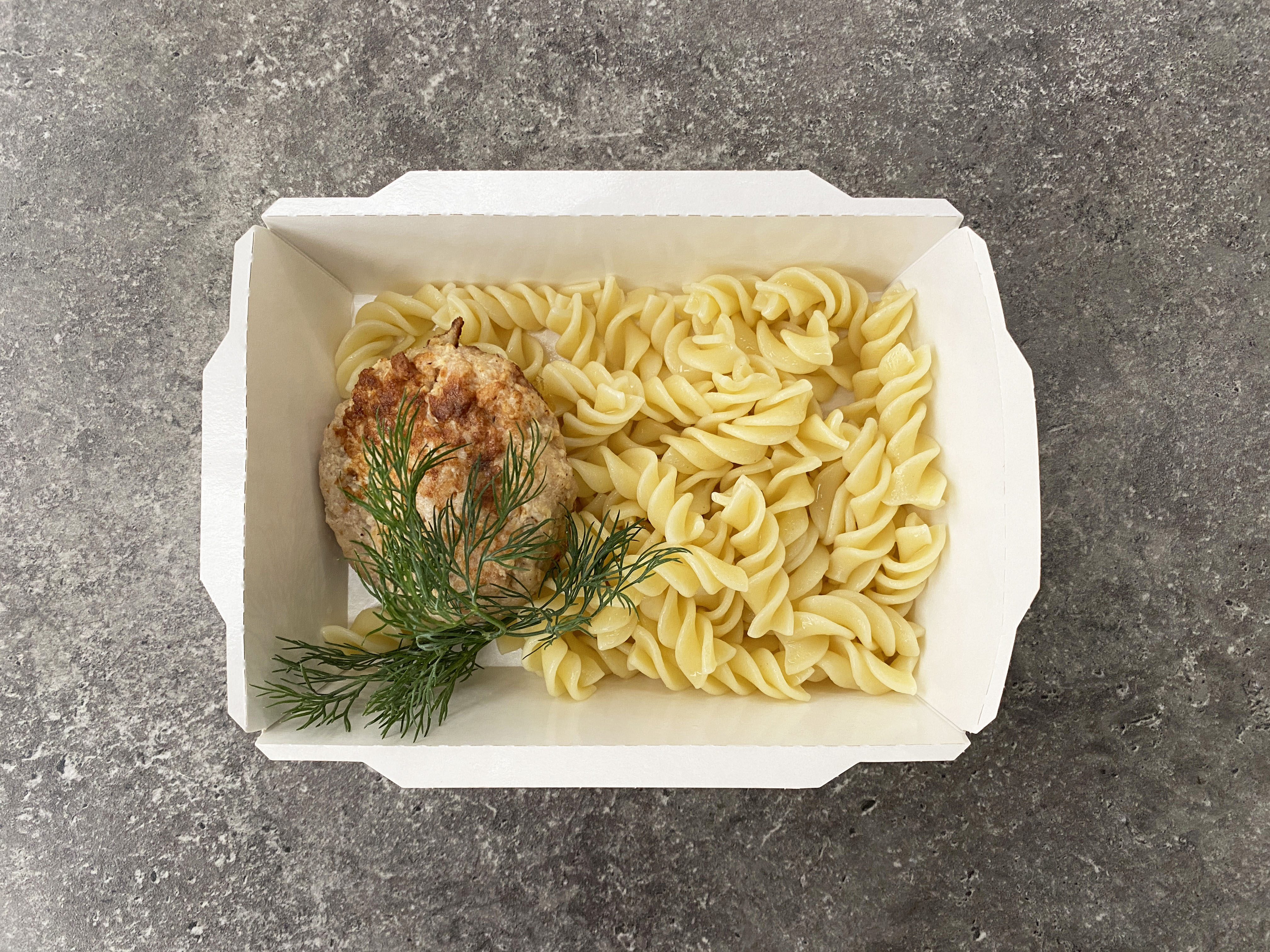 Котлетка куриная с макаронами