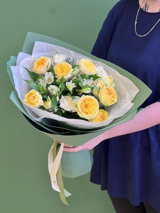 Букет с кустовыми пионовидными желтыми розами ,альстромерией и гвоздиками