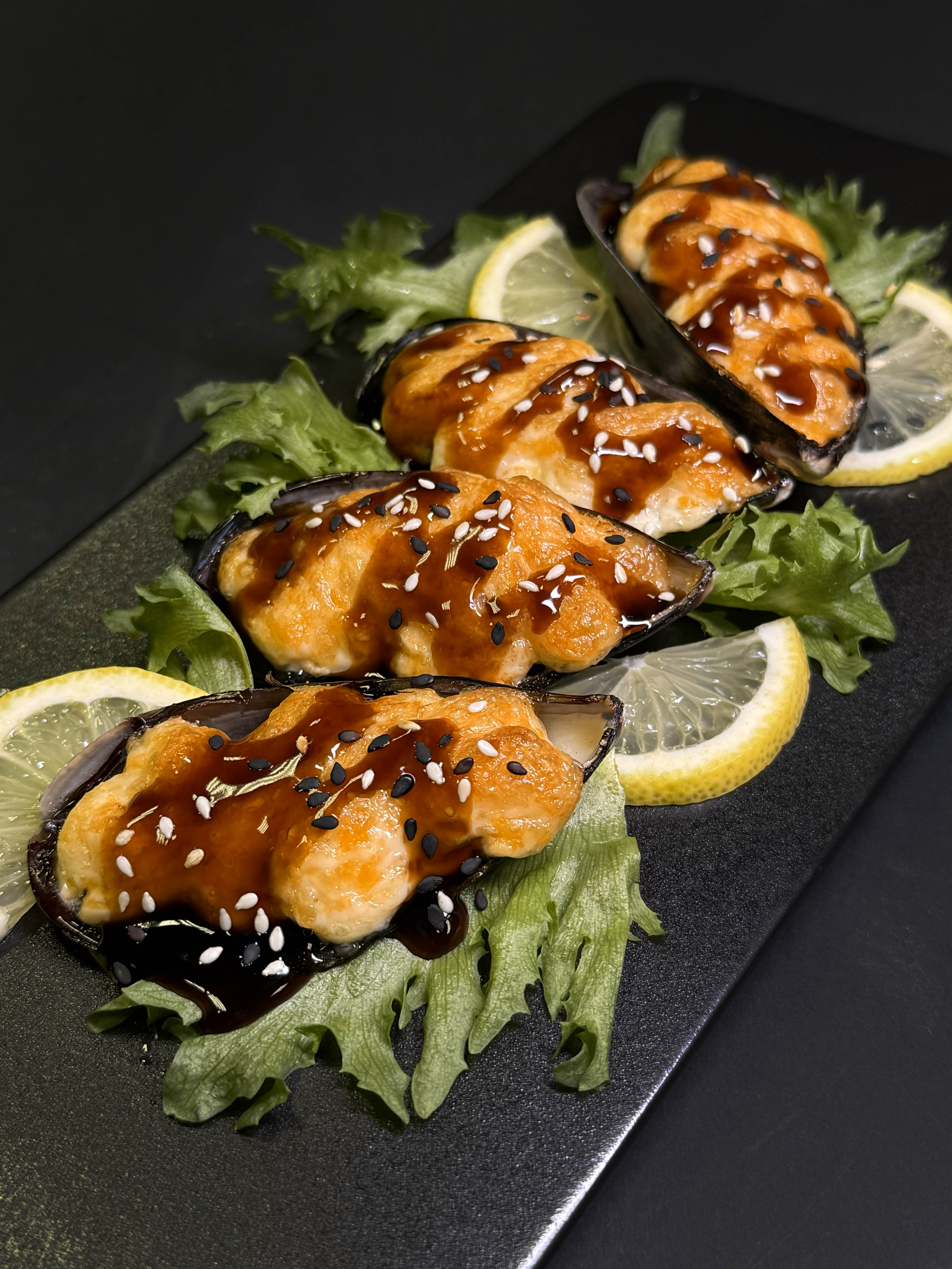 Запечённые мидии под спайси соусом