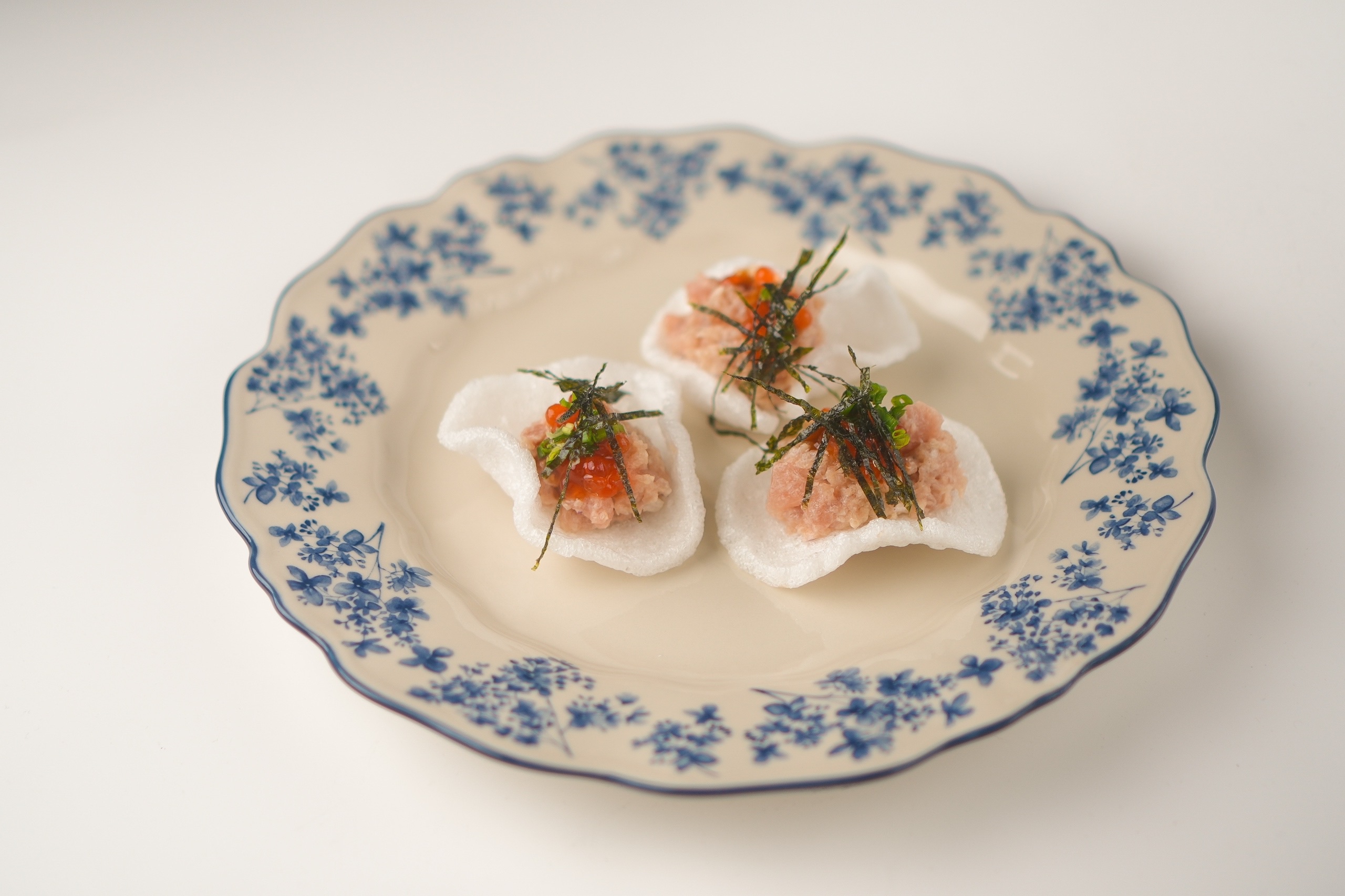 Тартар из тунца на рисовых чипсах