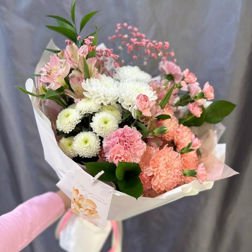 Букет цветов: хризантемы, гвоздики, альстромерия, зелень (б5290)