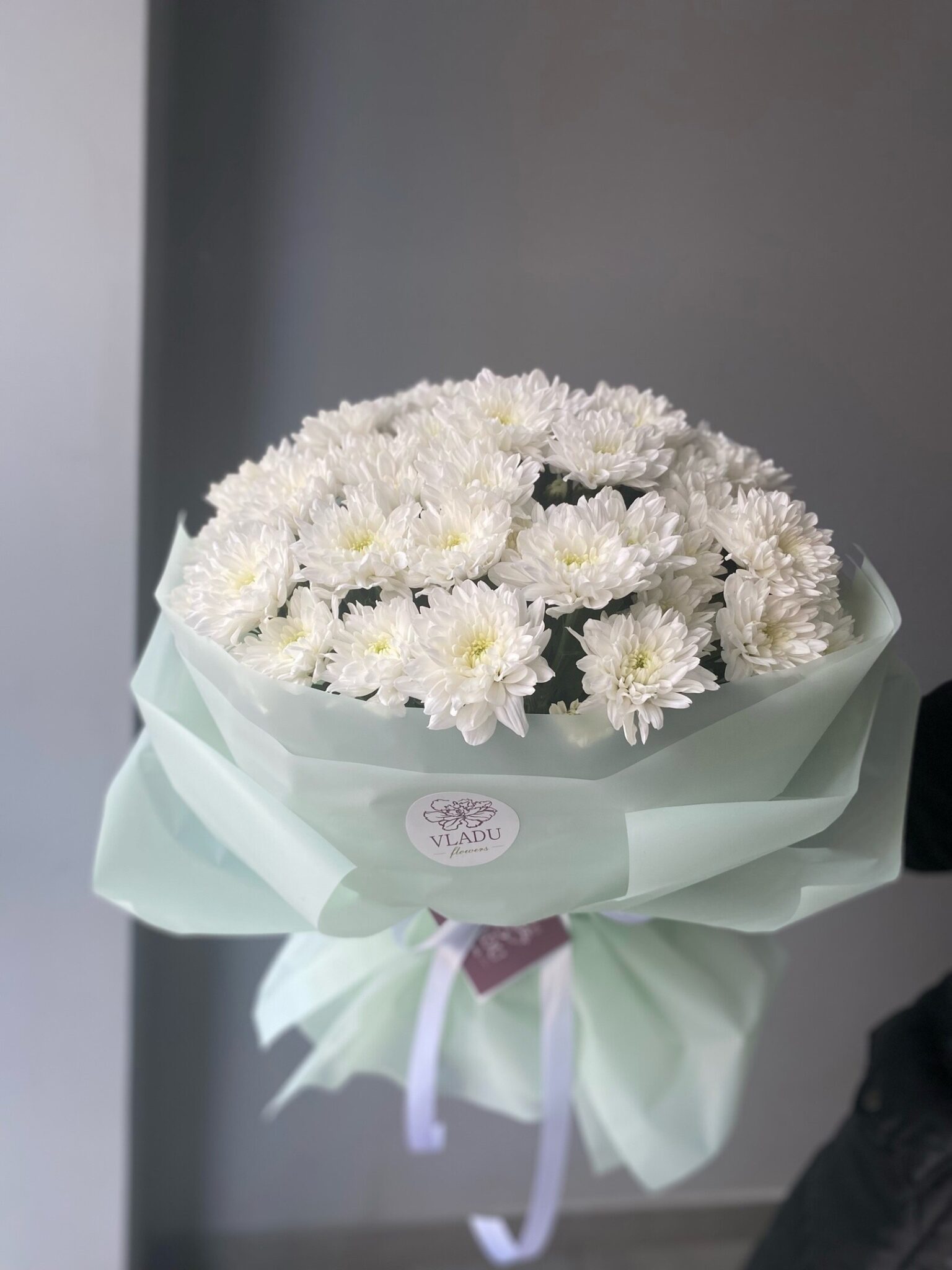 Букет с белой кустовой хризантемой