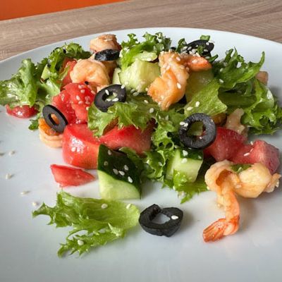 Салат с креветками и овощами