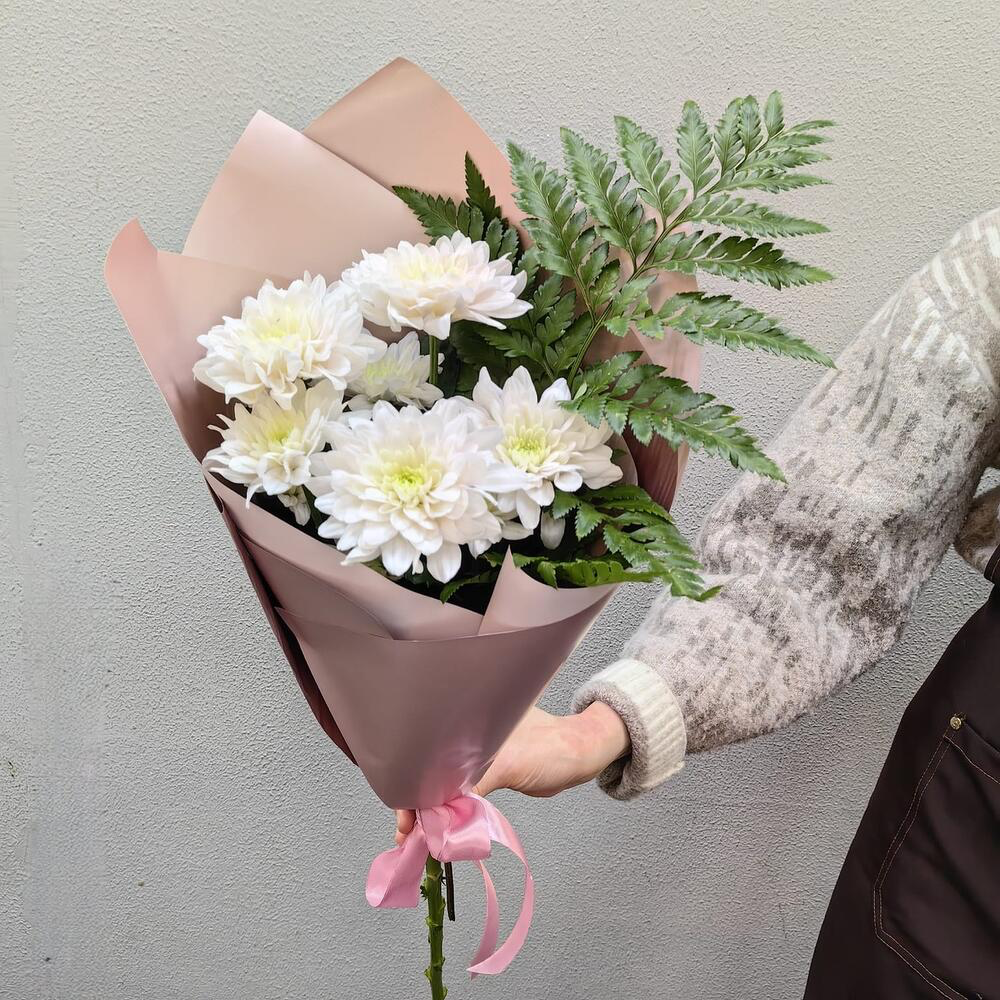 Милый букет с кустовой хризантемой и папоротником (код 104)