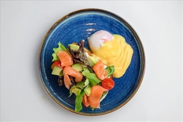 Бенедикт с лососем и соусом голландез