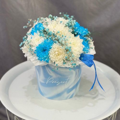 Букет из белых и голубых хризантем в коробке (к0098)