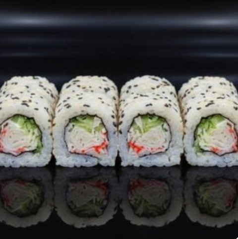 Ролл Калифорния с огурцом и авокадо в кунжуте