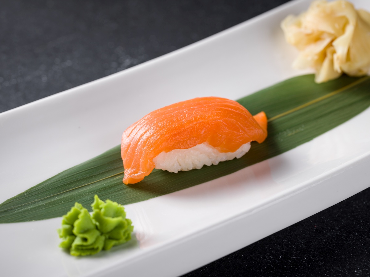 Суши лосось