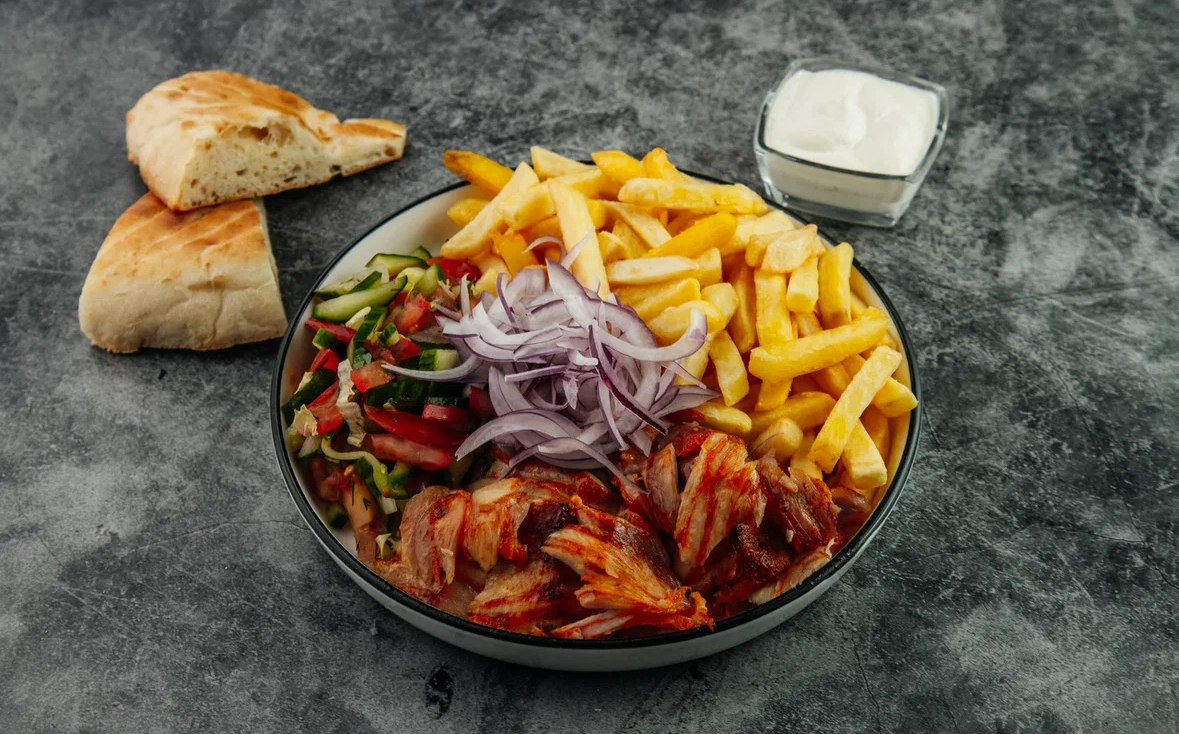 Шаверма на тарелке с куриным мясом