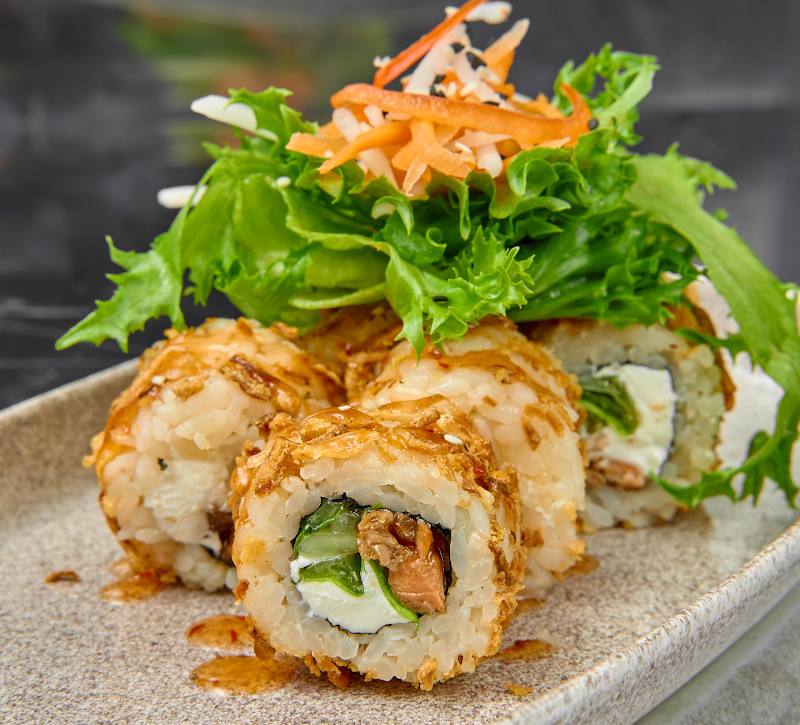 Внутри лосось и сыр, сверху лук фри Сыр творожный