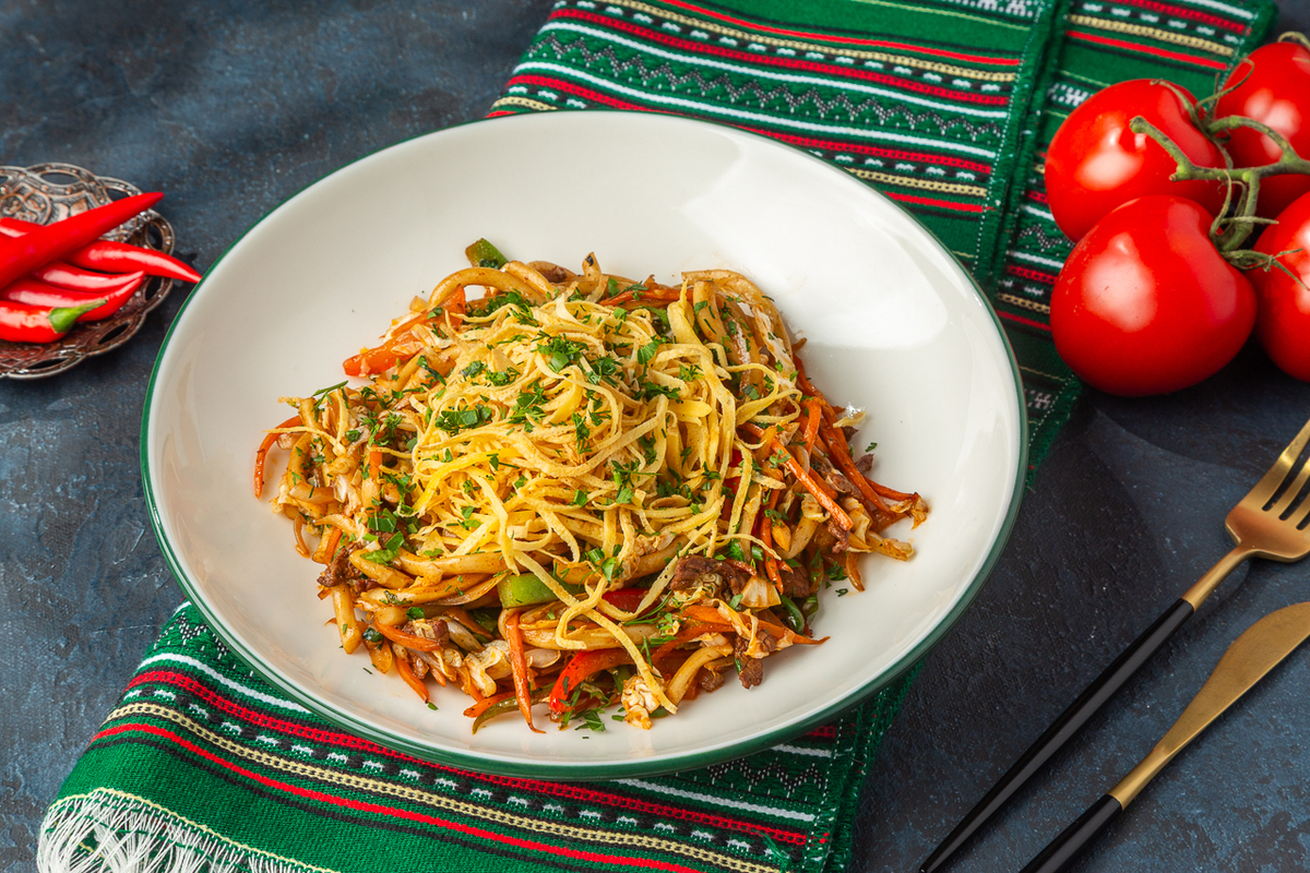 Жареный лагман с курицей