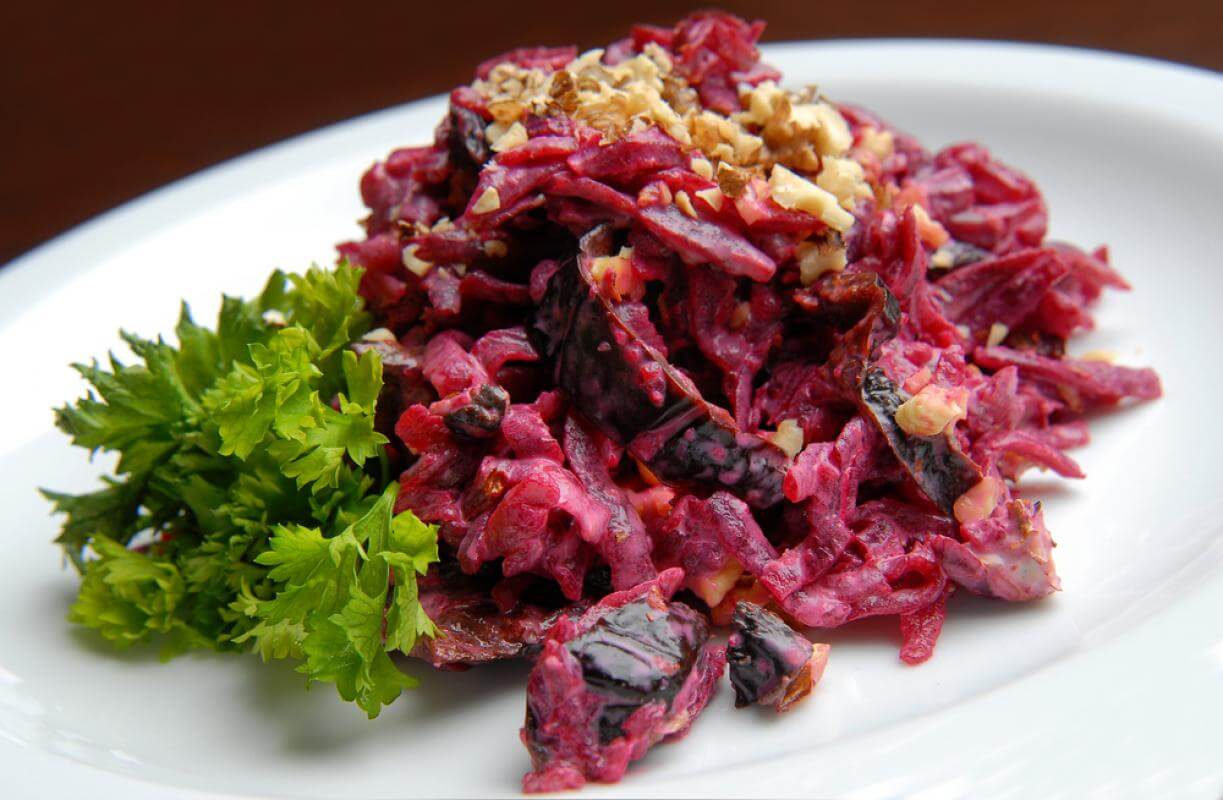 Свекольный салат с сыром и орехами