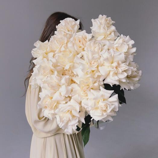 Объемный букет белых ажурных роз