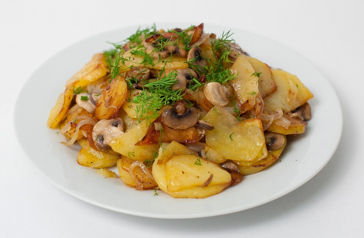 Картофель жаренный с белыми грибами