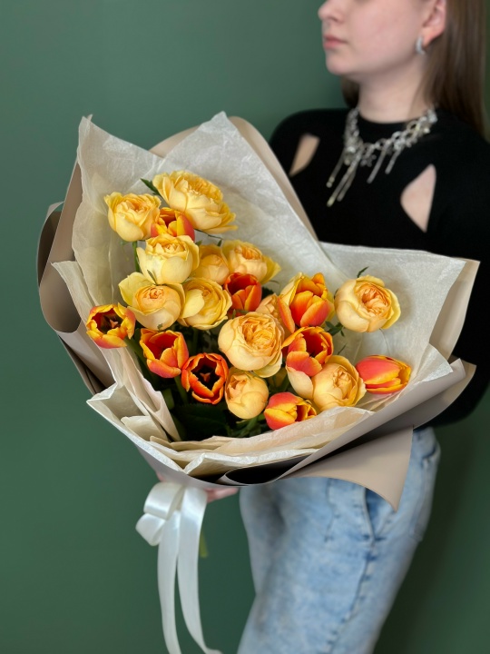 Жёлтые кустовые пионовидные розы с тюльпанами