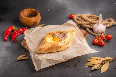 Хачапури по-аджарски с ветчиной