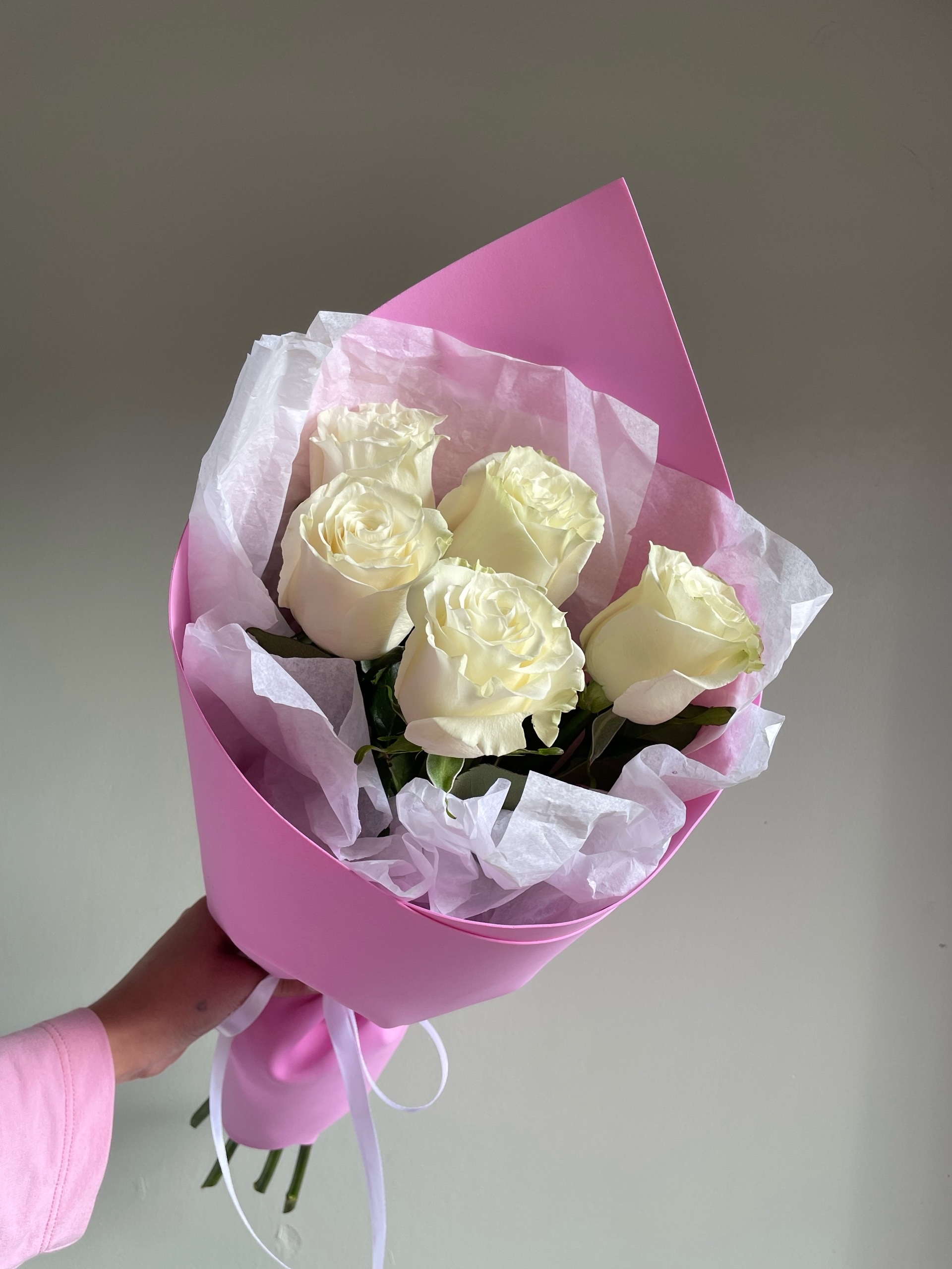 5 роз в оформлении