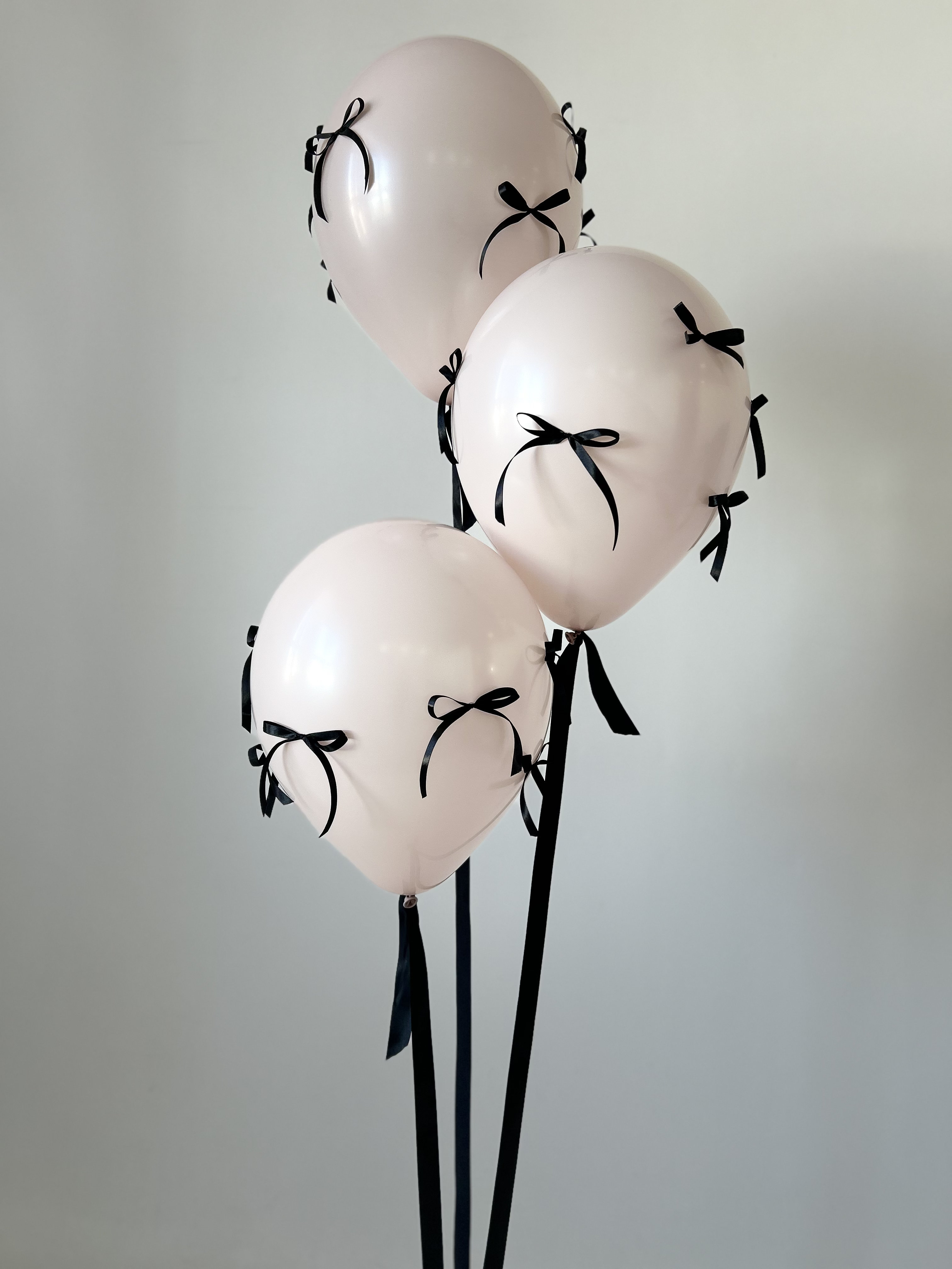 Фонтан из трёх шаров с бантами