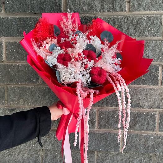 Букет из стабилизированных цветов с амарантом