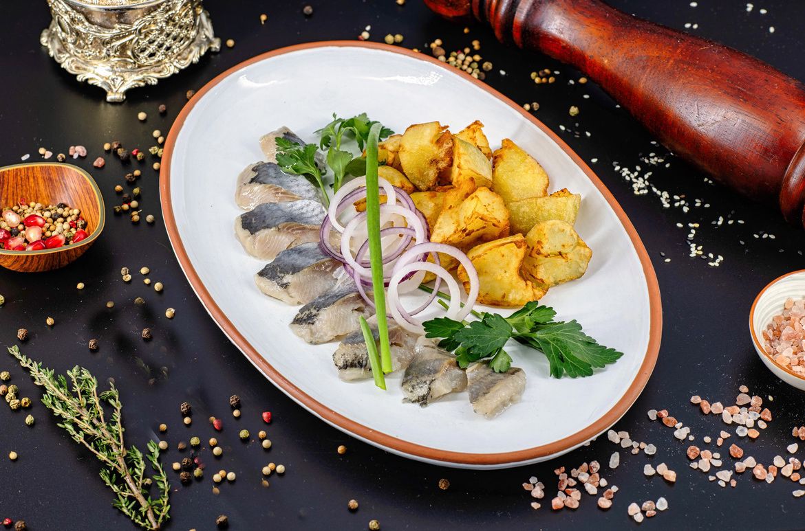 Сельдь с картофелем и красным луком
