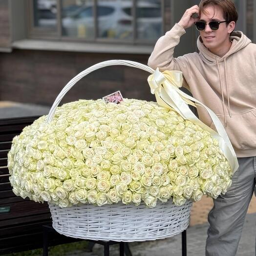 1001 Роза белая в корзине