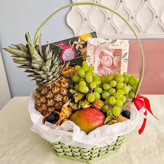 Фруктовая корзина ананас манго виноград чай