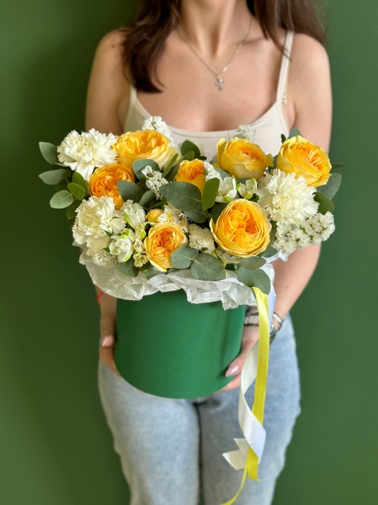 Пионовидные розы с диантусами и статицей в коробке