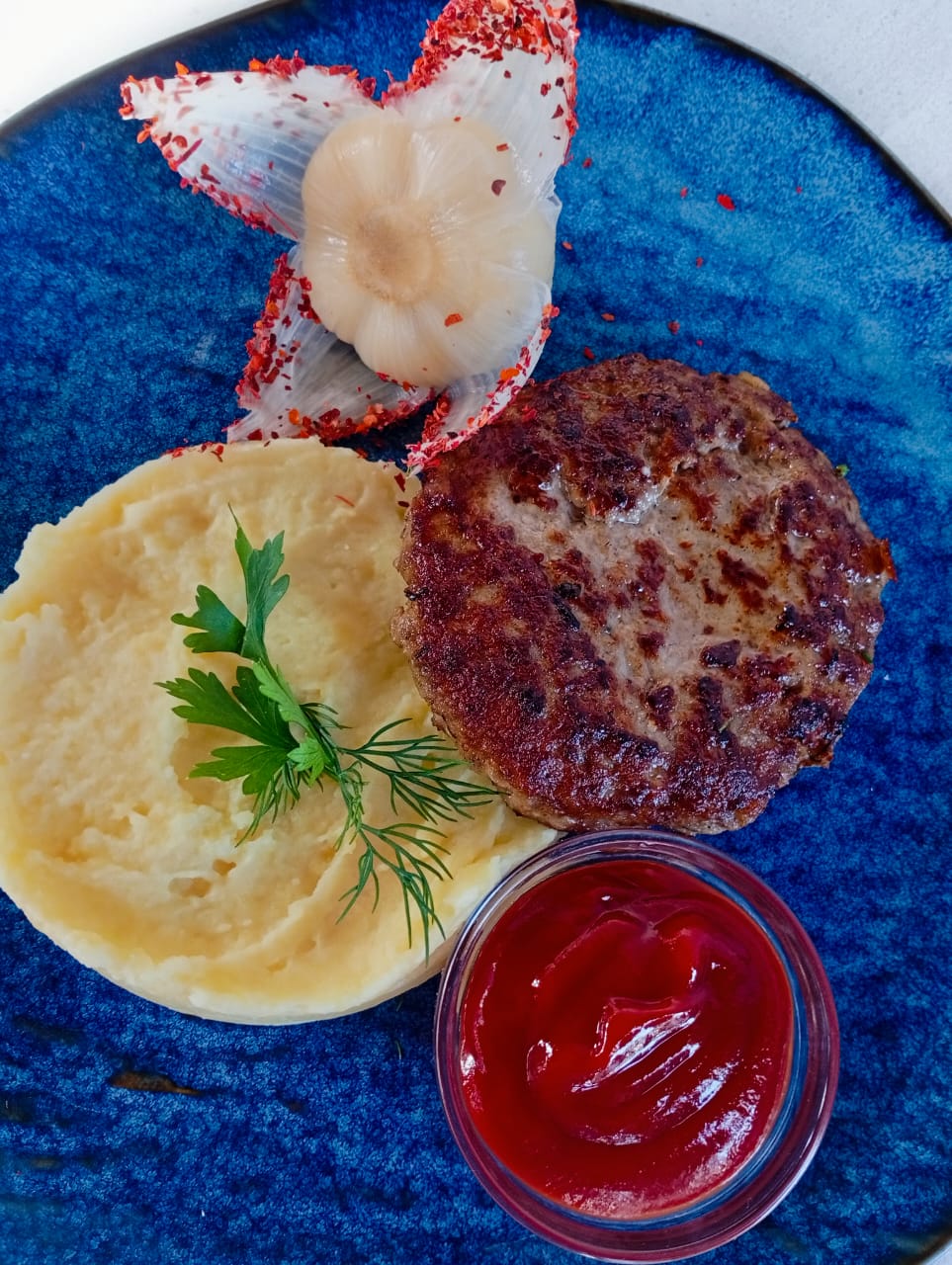 Бифштекс свинина говядина с пюре и кетчупом 