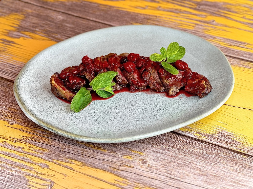 Утиная грудка с ягодным соусом