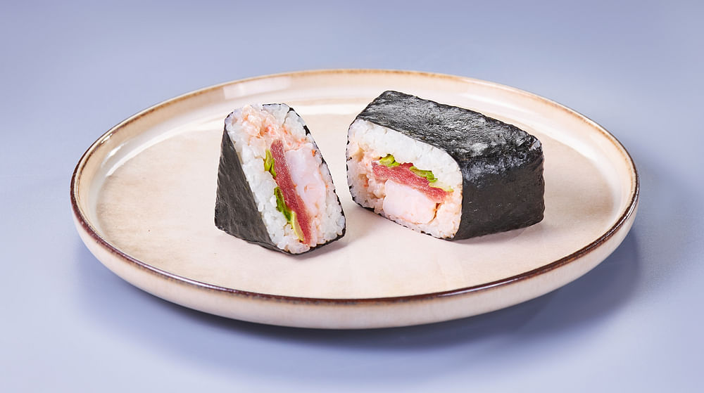 Онигири с тунцом, креветкой и зеленым луком