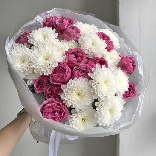 Букет из хризантем и кустовых роз