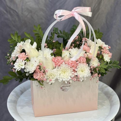 Букет цветов в сумочке: хризантемы, белые розы, кустовые гвоздики, зелень (К1401) 