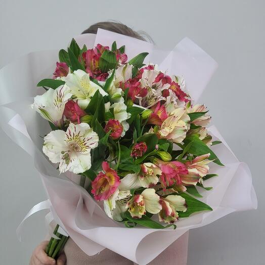 Букет из 9 нежных и стойких альстромерий