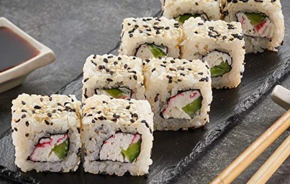 Калифорния в кунжуте со снежным крабом