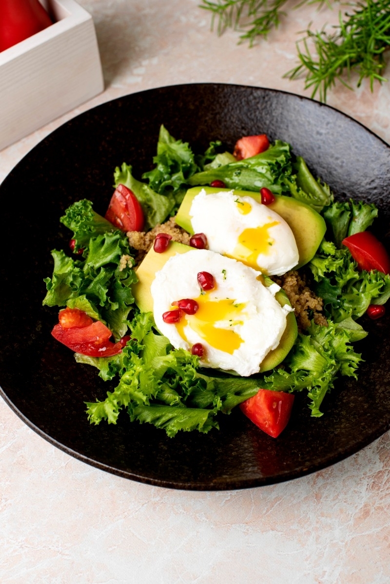 Боул с киноа, авокадо и яйцом пашот