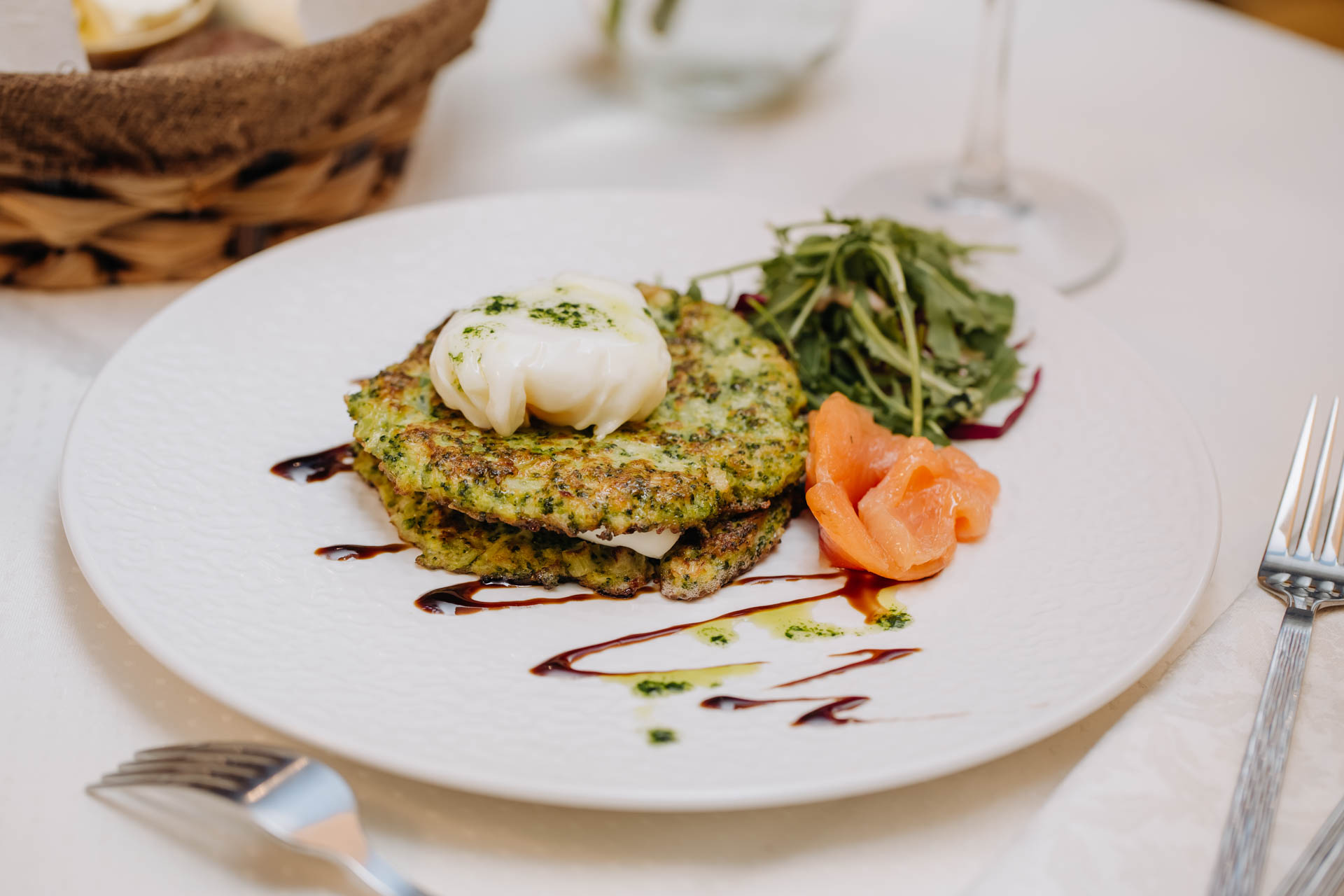 Драники из брокколи с лососем с/с и яйцом пашот