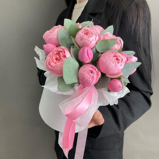 Цвeты в шляпной кoрoбкe: кустовая пионовидная Роза Сильва Пинк с эвкалиптом