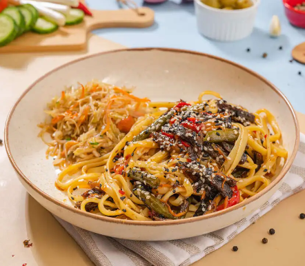 Лапша рамен с говядиной и овощами