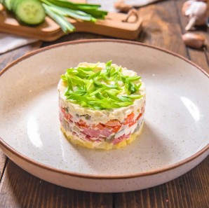 Оливье с копчёной колбаской и корниш.